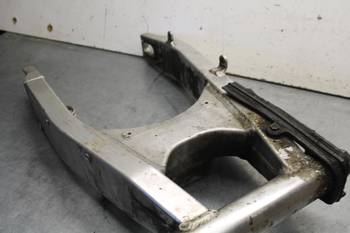 01-03 SUZUKI GSXR600 REAR SWINGARM BACK SUSPENSION SWING ARM BB639