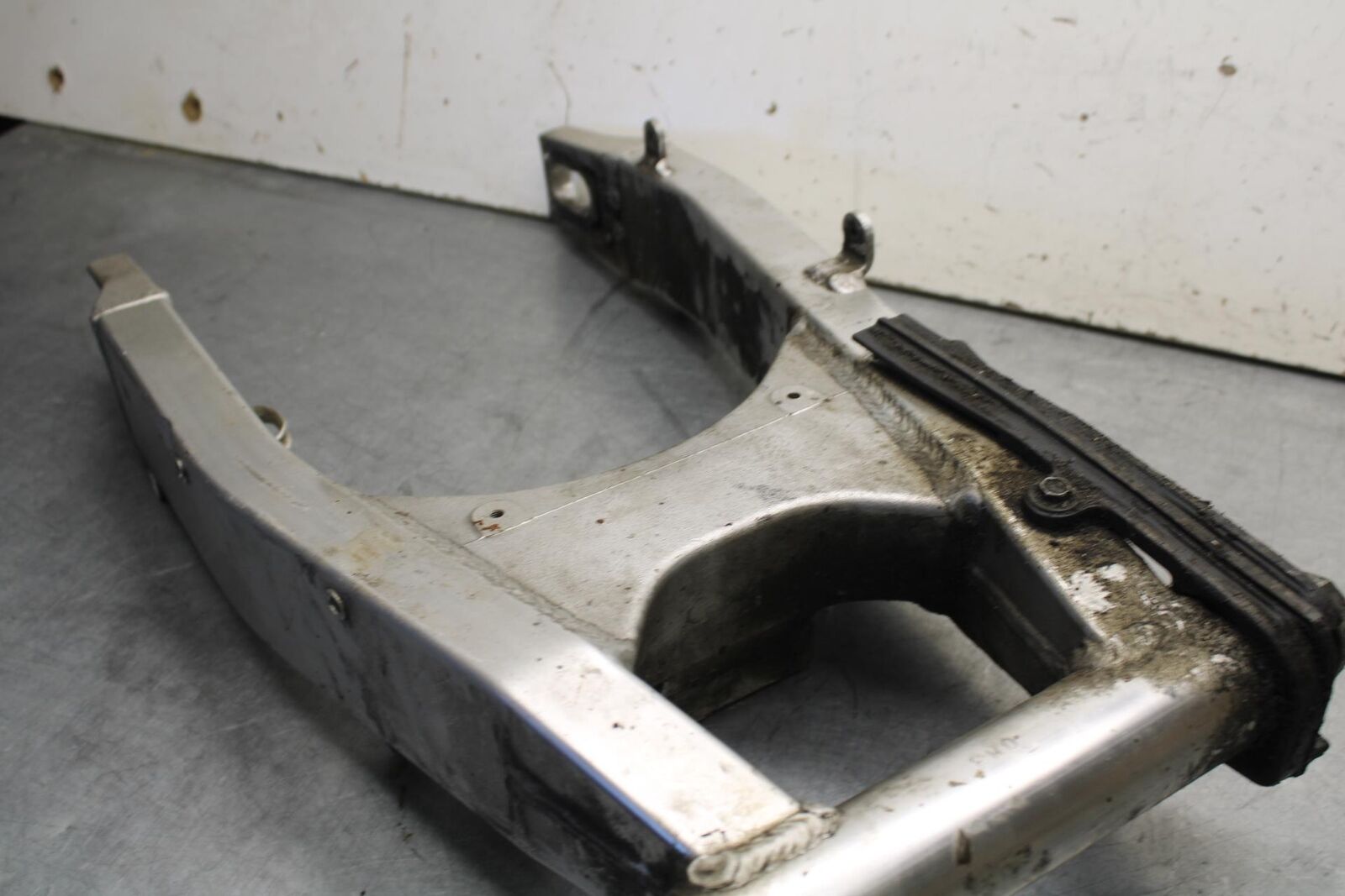 01-03 SUZUKI GSXR600 REAR SWINGARM BACK SUSPENSION SWING ARM BB639