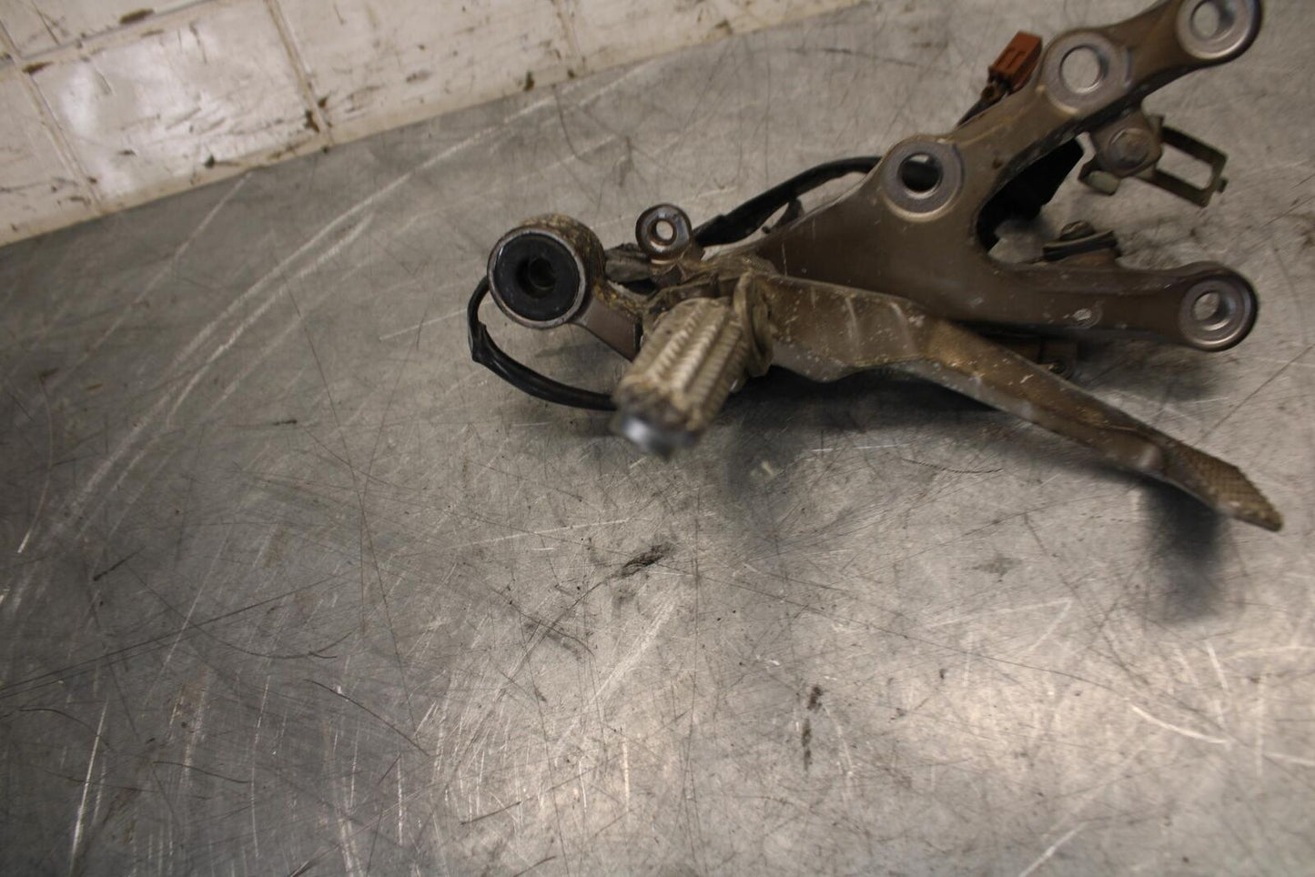 2007 Yamaha YZF R6 RIGHT REARSET REAR SET DRIVER FOOT PEG REST STOP BB522
