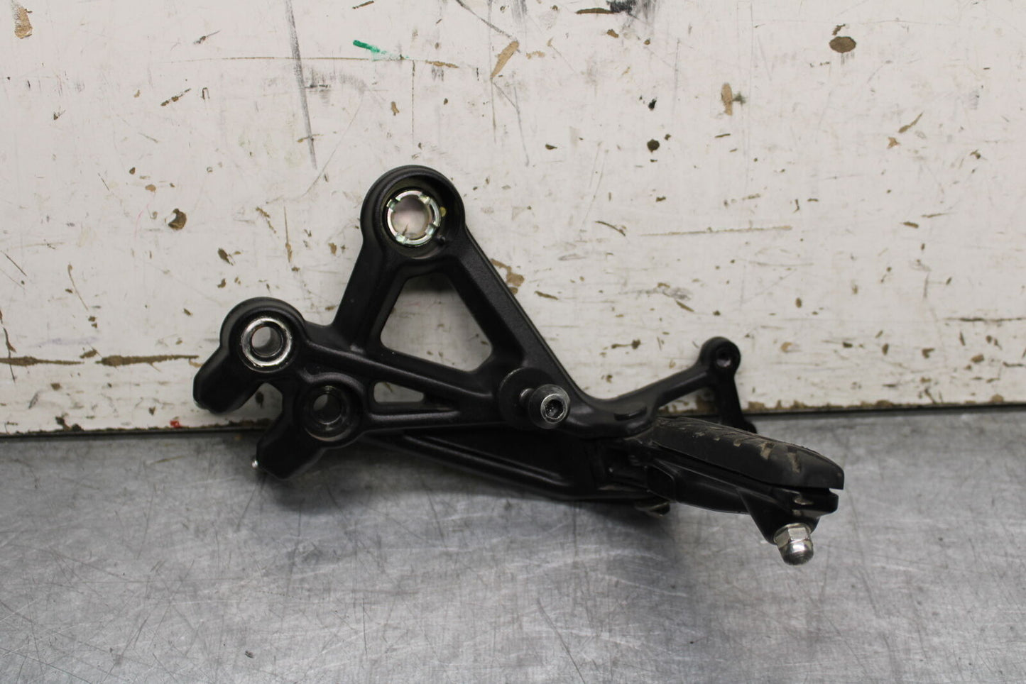 17-24 KTM 390 DUKE LEFT REARSET REAR SET DRIVER FOOT PEG REST STOP BB734