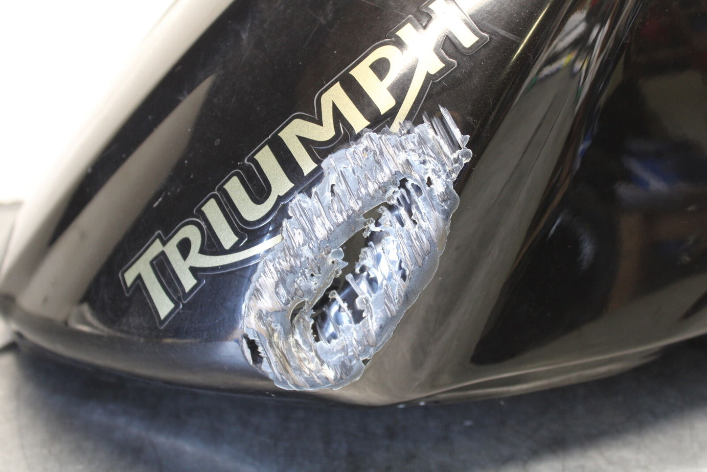 07-08 TRIUMPH DAYTONA 675 GAS TANK FUEL CELL PETROL RESERVOIR T2401091-CM BB685