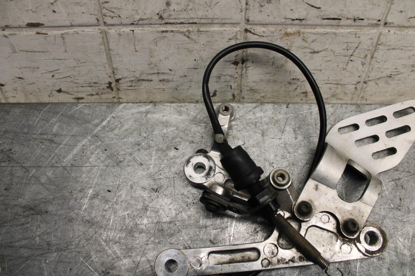 2003 Yamaha YZF R6 RIGHT REARSET REAR SET DRIVER FOOT PEG REST STOP BB539