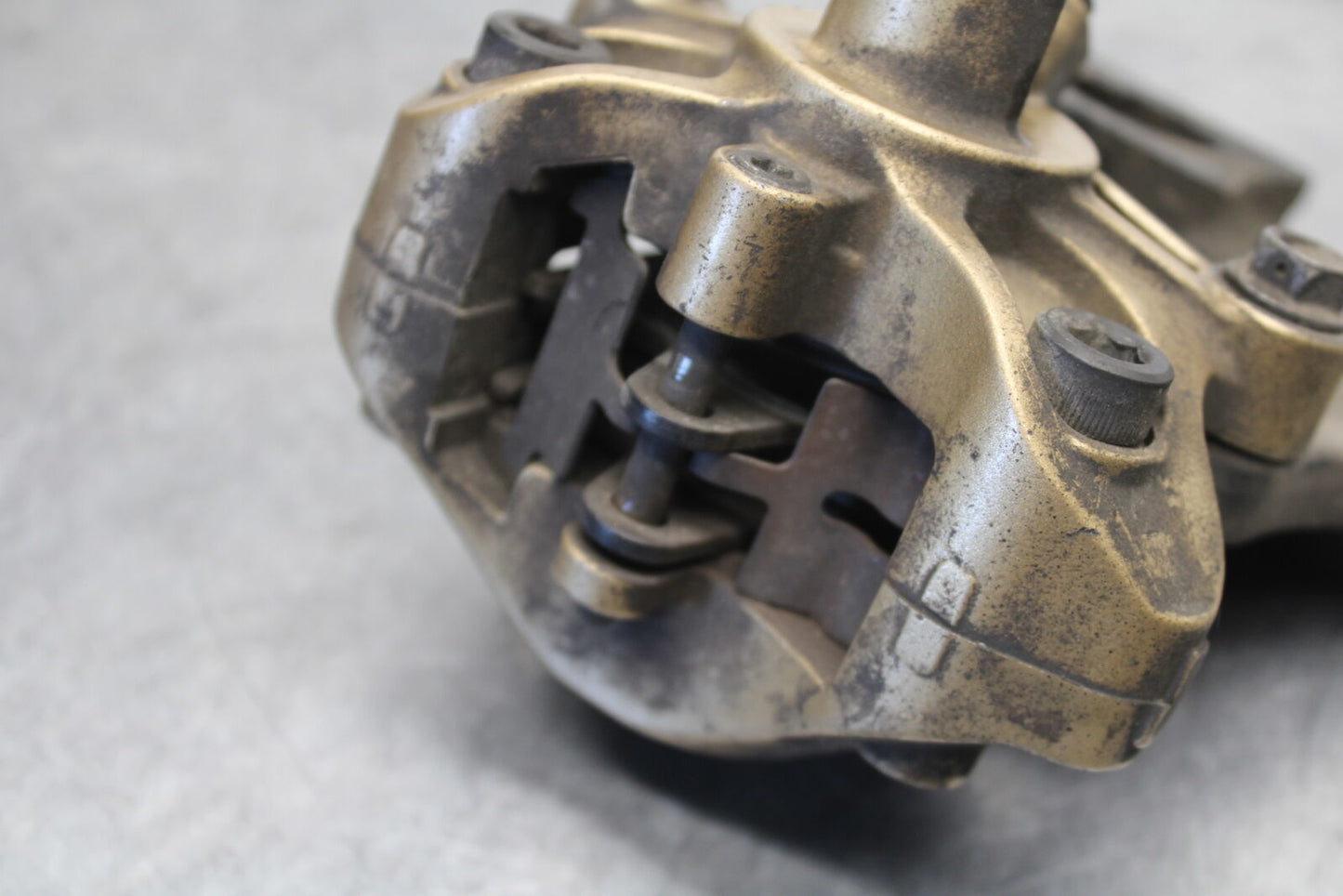 04-05 SUZUKI GSXR600 REAR BACK BRAKE CALIPER W MOUNT BRACKET BB658