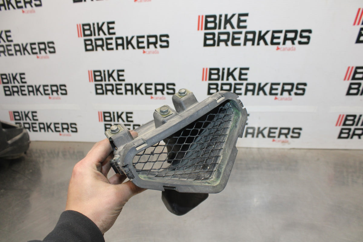 05-06 KAWASAKI NINJA ZX6R RAM AIR INTAKE TUBE DUCT BB877