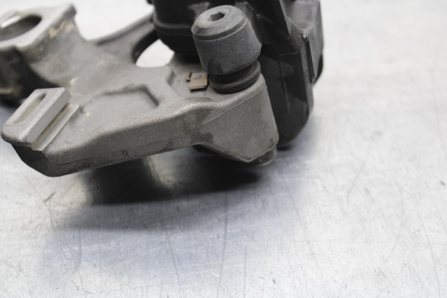 2017 Suzuki GSXR600 REAR BRAKE CALIPER W MOUNT BRACKET 69100-47H10-999 BB598