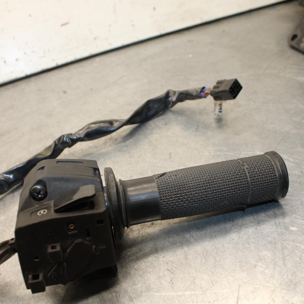 16-24 KTM 390 RC RIGHT THROTTLE GRIP BB648