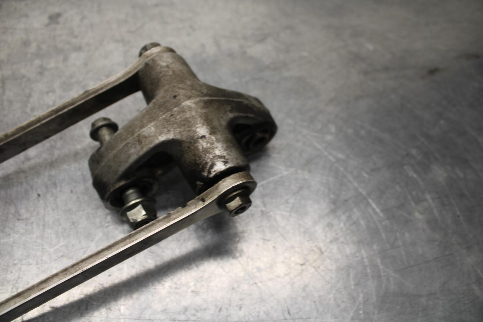 01 SUZUKI GSXR1000 REAR DOGBONE SHOCK LINKAGE LINK 62600-35870 BB100