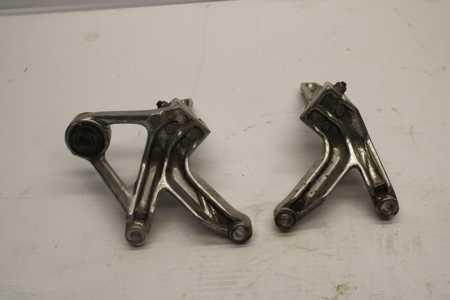 96 YAMAHA YZF750R REAR BACK PASSENGER PEG SET PAIR BB237