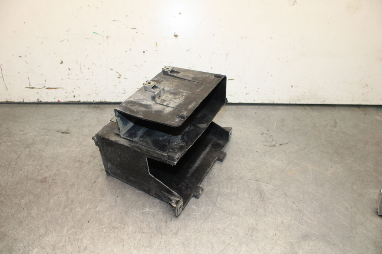 02-04 HONDA VTX1800S BATTERY TRAY BOX HOLDER BB712