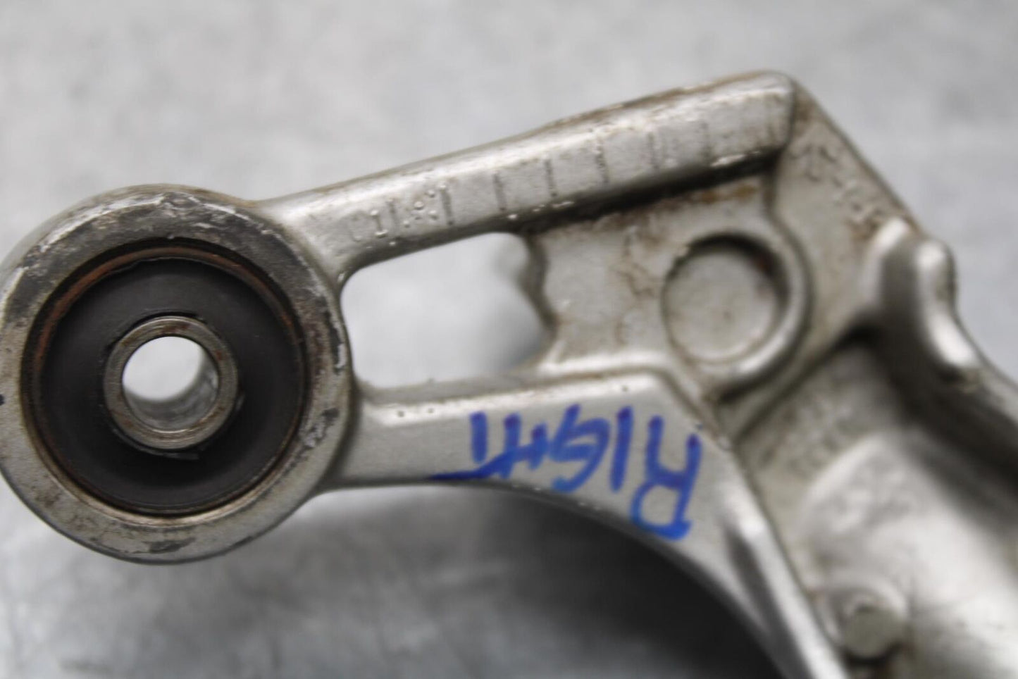 01 SUZUKI GSXR1000 RIGHT REAR BACK PASSENGER PEG BRACKET BB100