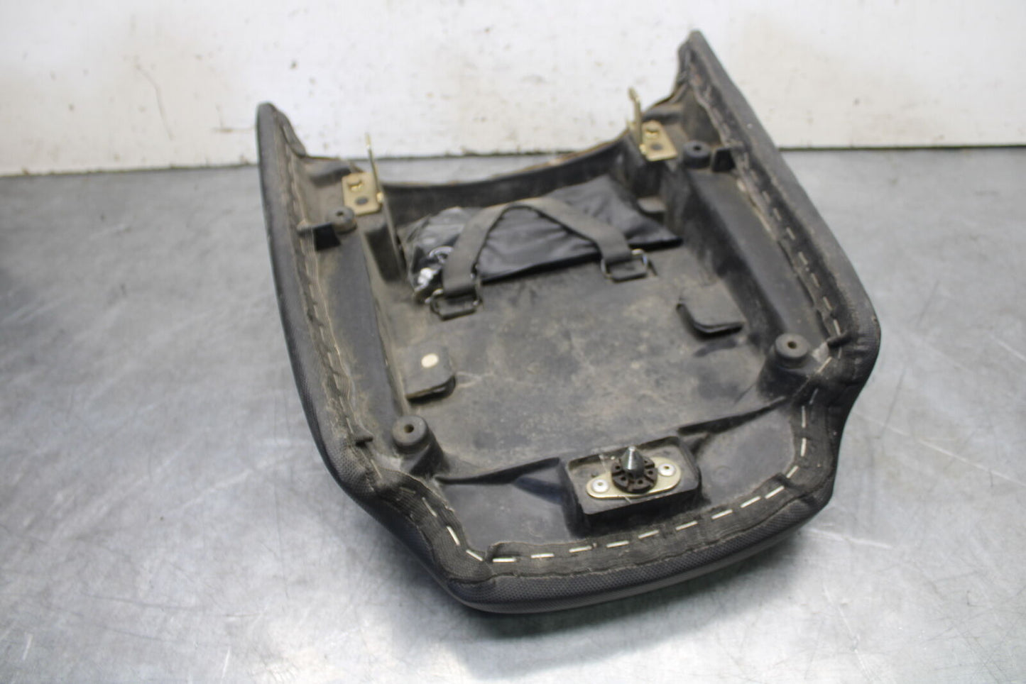 01-06 TRIUMPH TIGER 955I REAR BACK PASSENGER TANDEM SEAT PAD SADDLE BB693