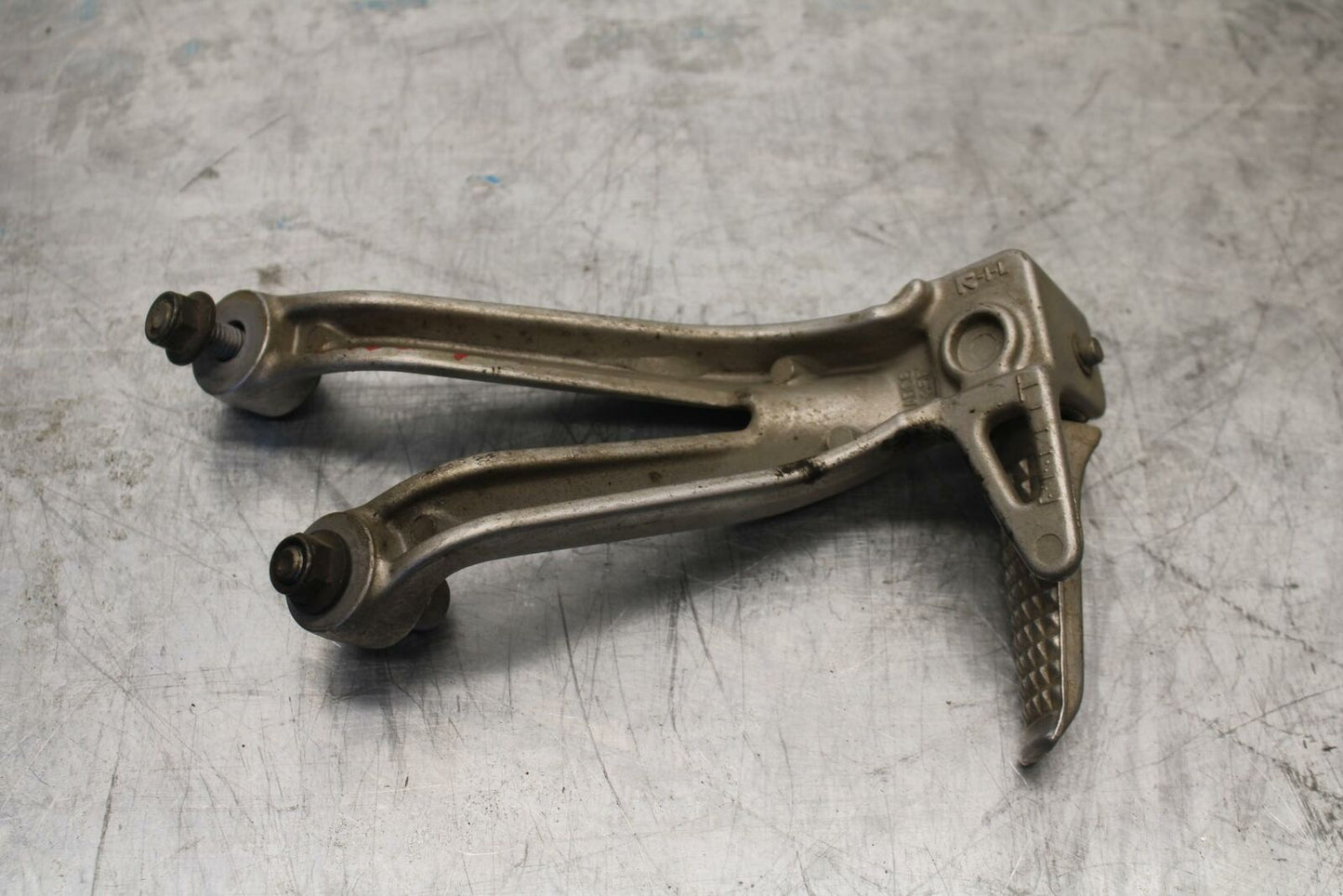 01-02 SUZUKI GSXR750 LEFT REAR BACK PASSENGER PEG BB28