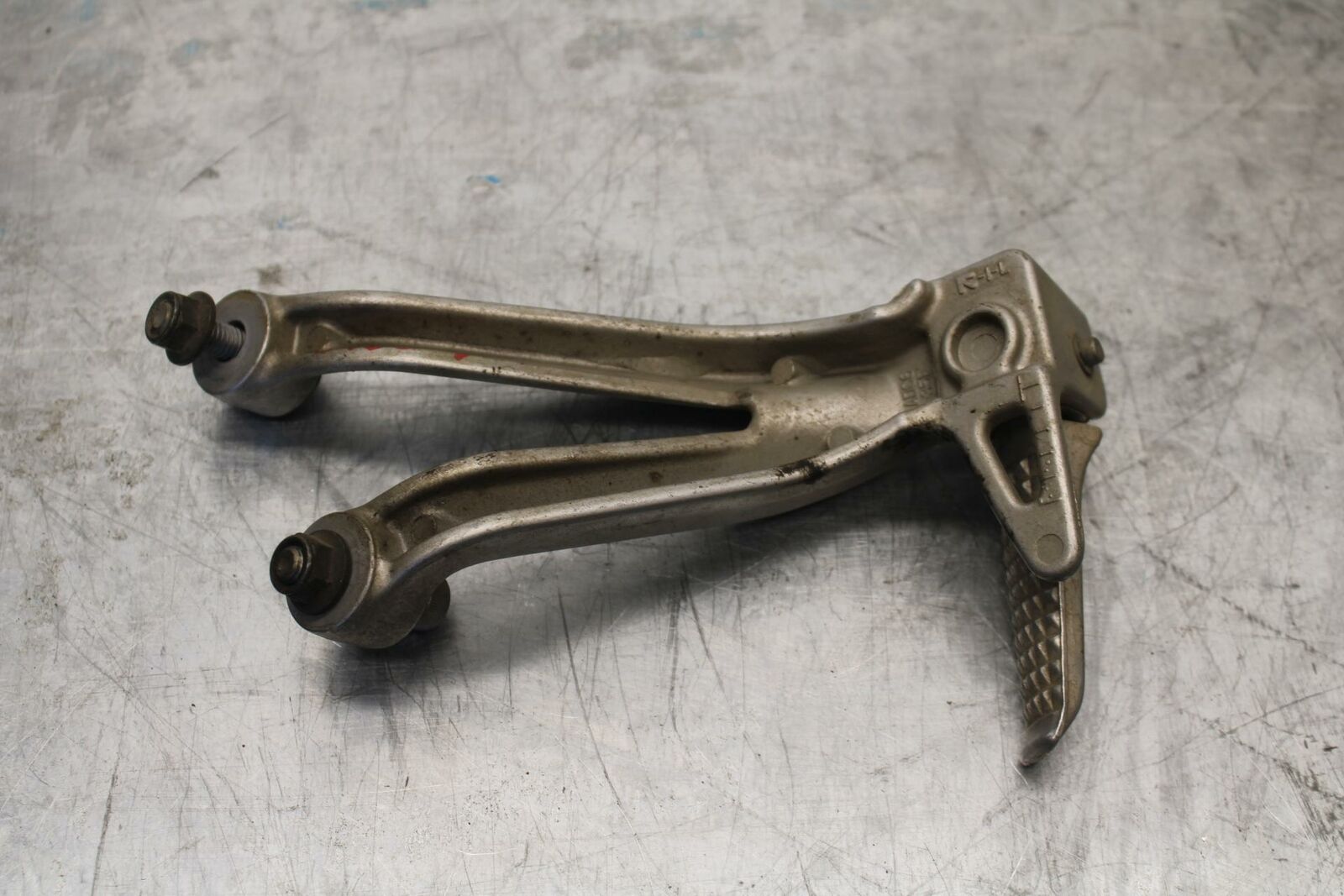 01-02 SUZUKI GSXR750 LEFT REAR BACK PASSENGER PEG BB28