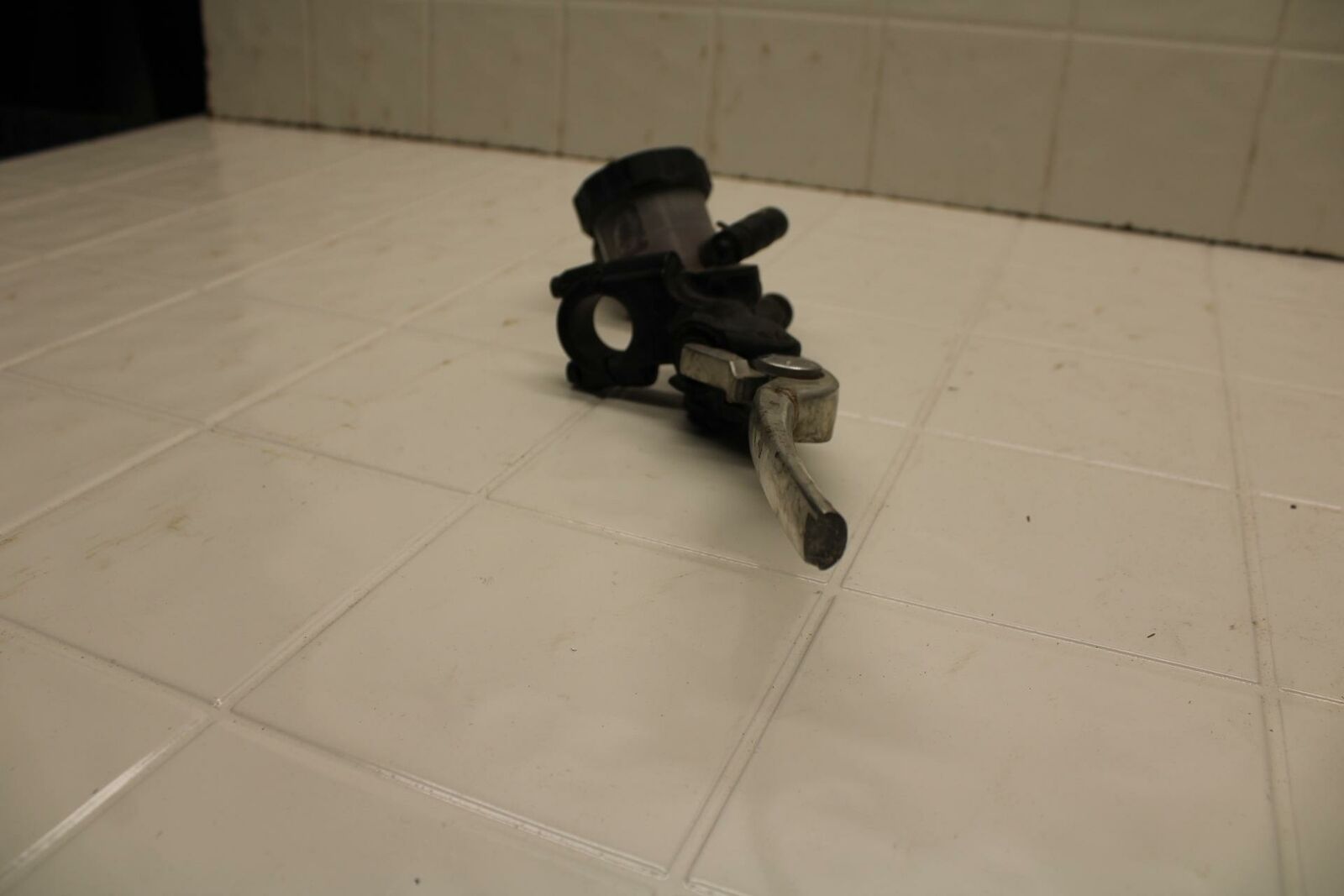 01-02 SUZUKI GSXR750 FRONT BRAKE MASTER CYLINDER w/ LEVER BB402