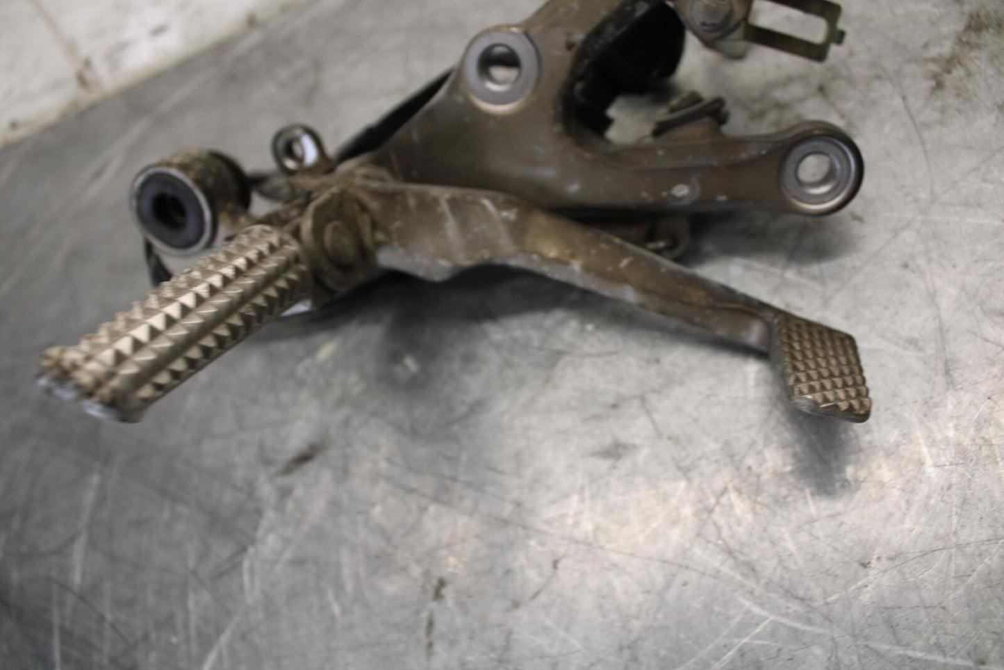 2007 Yamaha YZF R6 RIGHT REARSET REAR SET DRIVER FOOT PEG REST STOP BB522