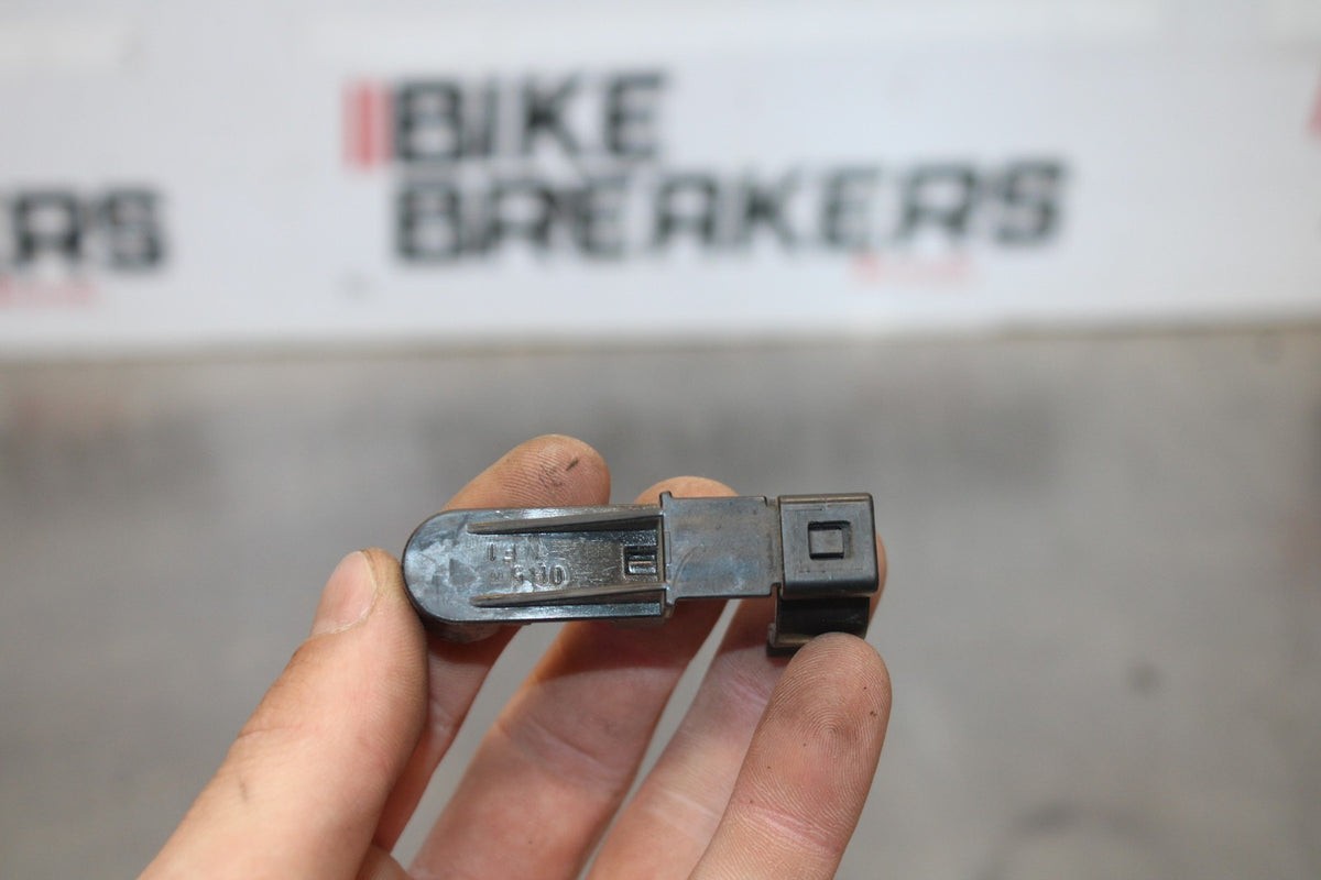 05 YAMAHA YZF R6 FUEL HOSE GAS LINE CLIP BB894