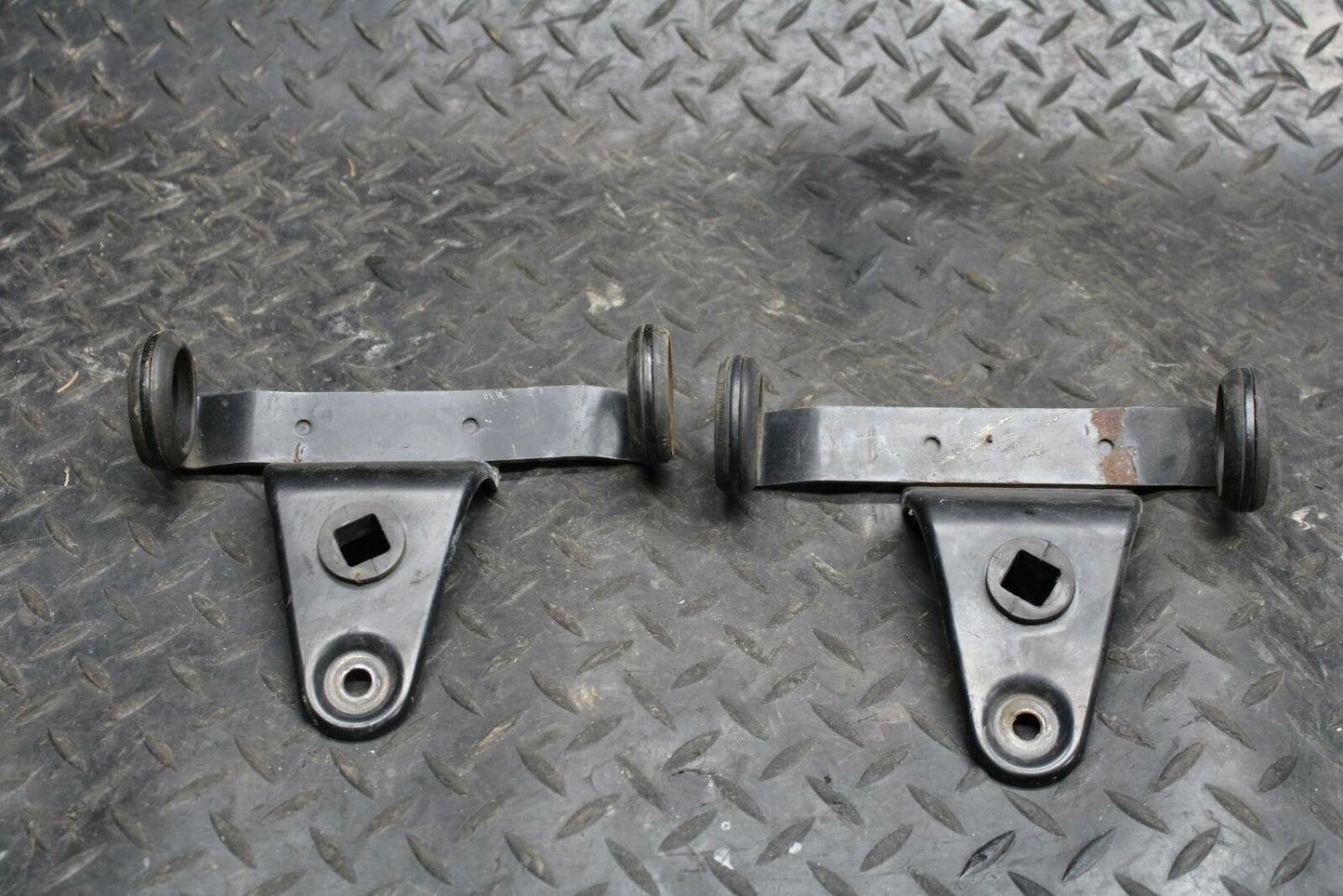78 SUZUKI GS550E HEADLIGHT HEAD LIGHT LAMP TRIM MOUNT SUPPORT BB212