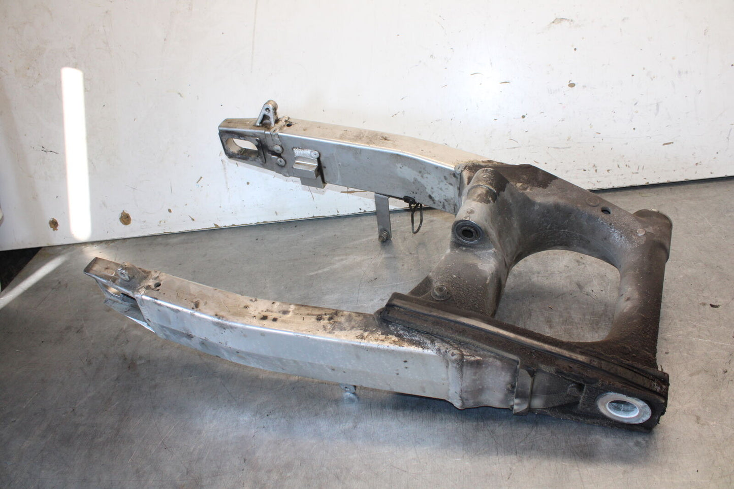 03-07 SUZUKI SV1000S REAR SWINGARM BACK SUSPENSION SWING ARM BB657