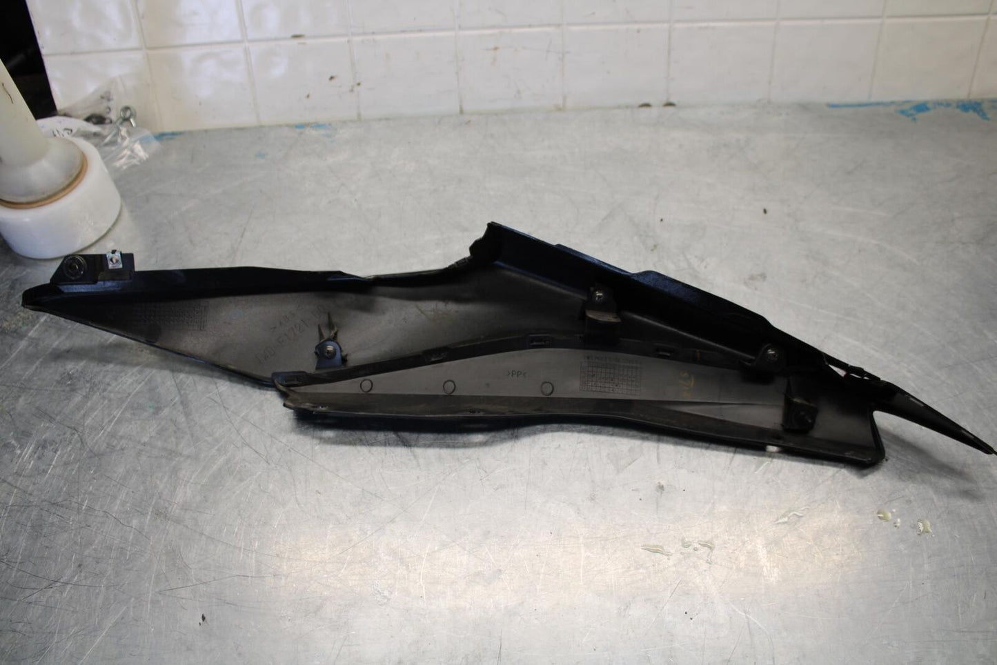 17-18 YAMAHA YZF R3 RIGHT REAR BACK TAIL FAIRING COWL SHROUD BB438