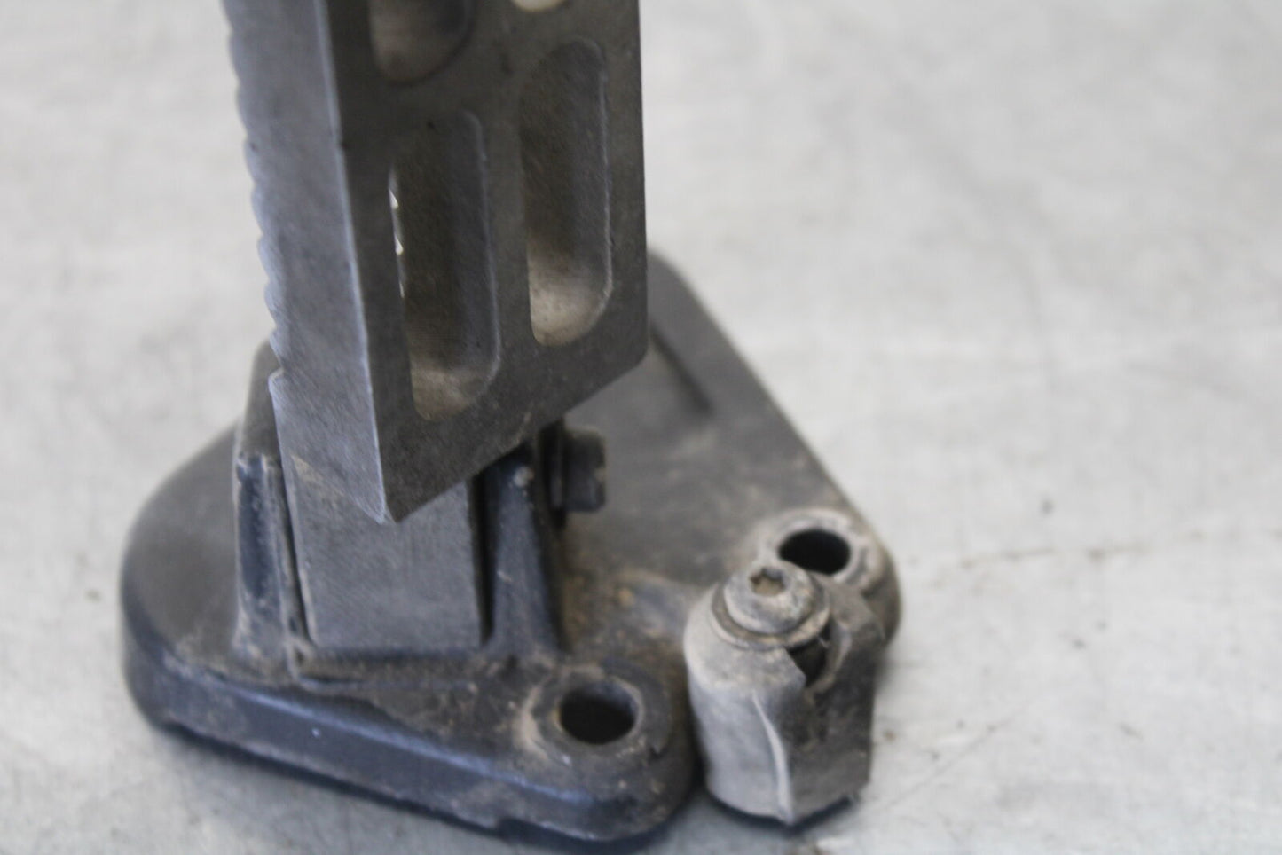 01-06 TRIUMPH TIGER 955I LEFT FRONT FOOT REST PEG STEP BB693