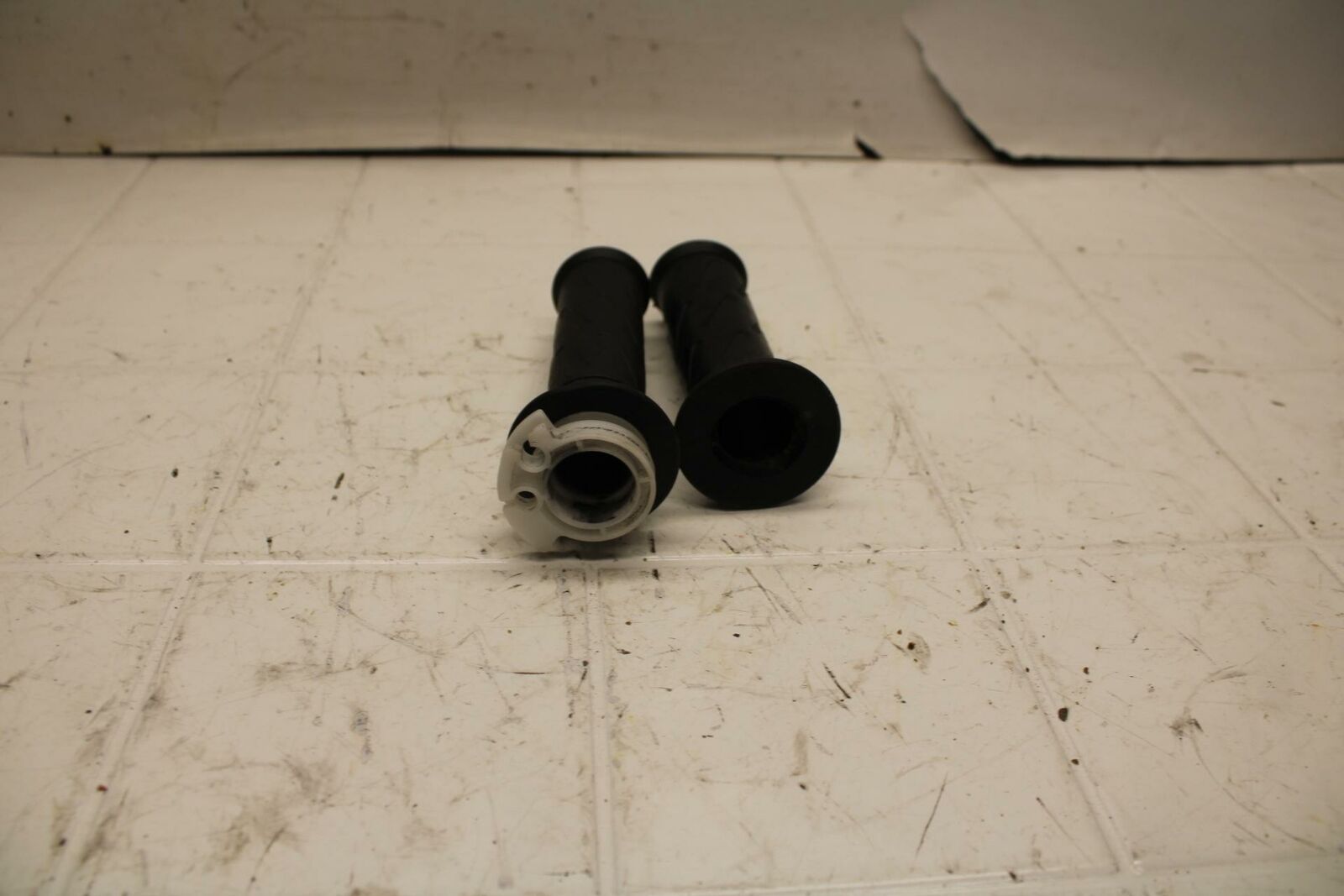 01 SUZUKI GSXR1000 RIGHT THROTTLE GRIP BB10