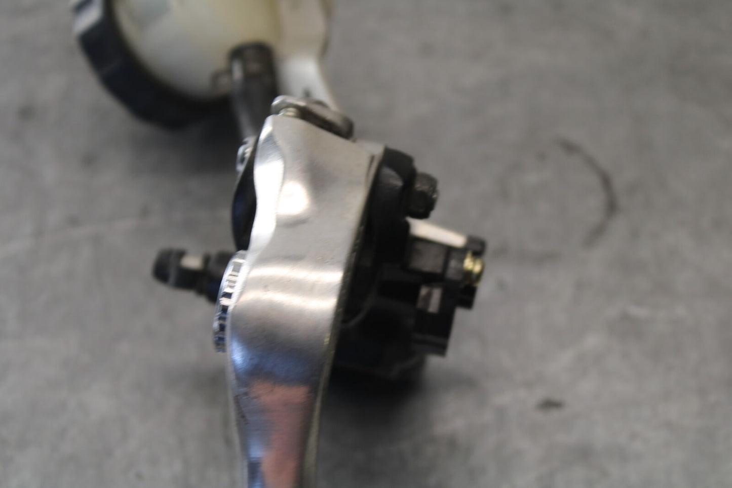 07-08 TRIUMPH DAYTONA 675 FRONT BRAKE MASTER CYLINDER w/ LEVER T2025700 BB685