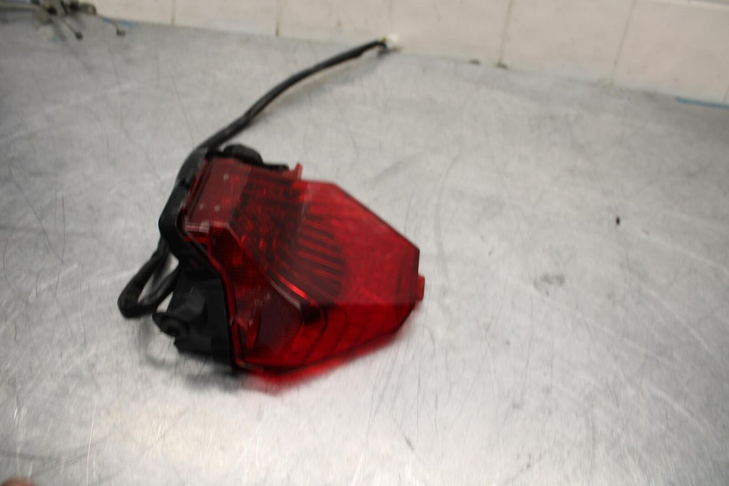 17-18 YAMAHA YZF R3 REAR TAIL TAILLIGHT BACK BRAKE LIGHT BB438