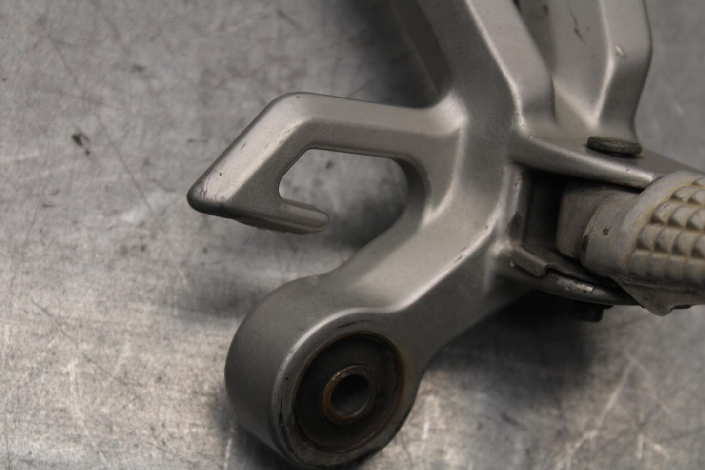 01-03 SUZUKI GSXR600 RIGHT REAR BACK PASSENGER PEG 43600-35F00 BB633