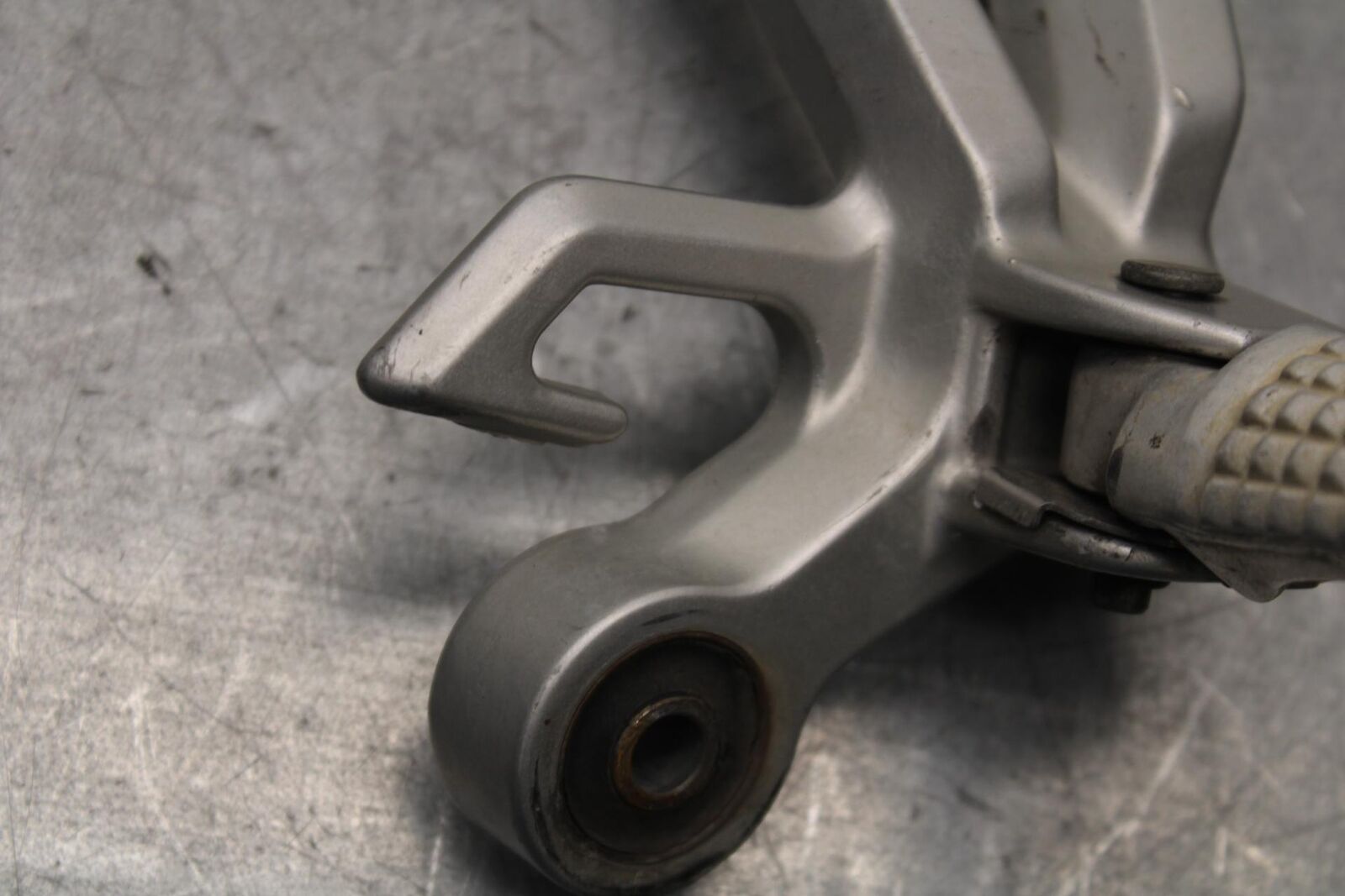 01-03 SUZUKI GSXR600 RIGHT REAR BACK PASSENGER PEG 43600-35F00 BB633