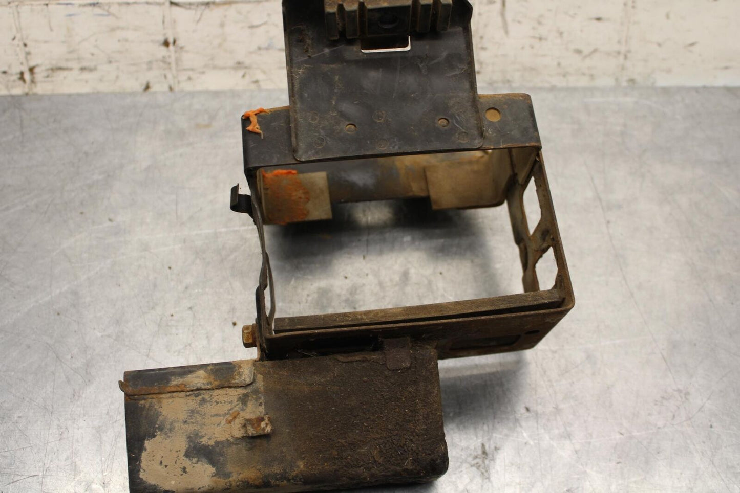 75 SUZUKI GT 550 REAR BATTERY BOX TRAY TOOL HOLDER BB67