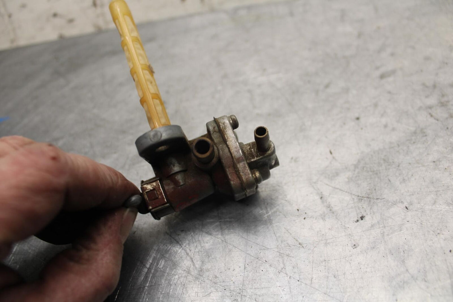 1984 Suzuki GS1150EF FUEL GAS TANK PETCOCK SHUT ON OFF VALVE BB29