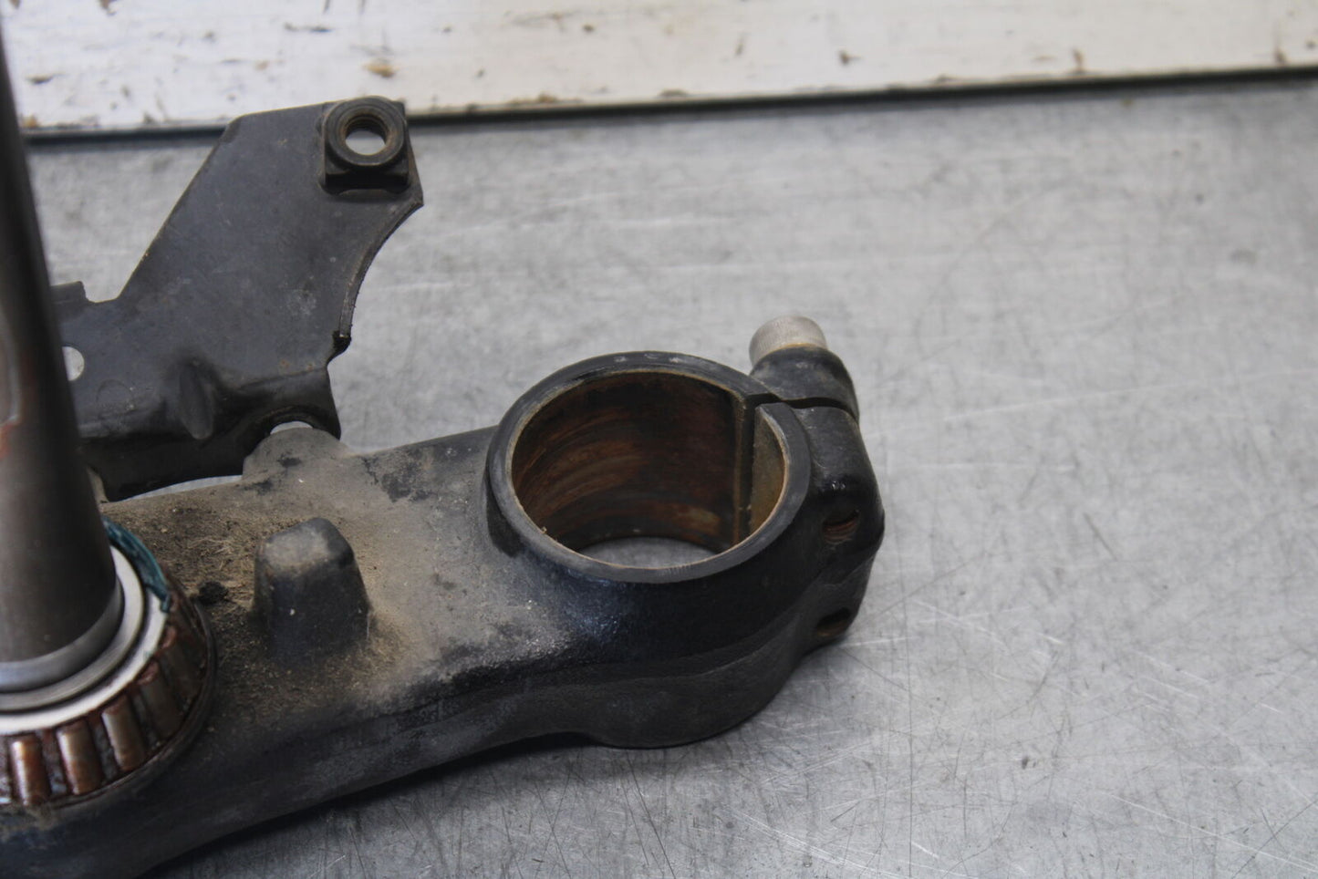 01-06 TRIUMPH TIGER 955I FRONT FORKS CLAMP LOWER TRIPLE TREE STEM BB693