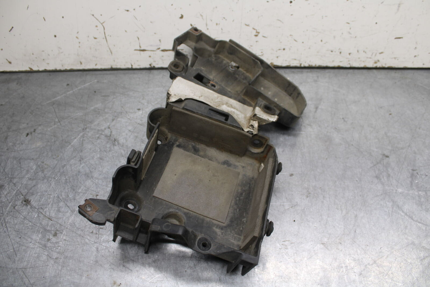99-00 YAMAHA V STAR 1100 BATTERY TRAY BOX HOLDER BB711
