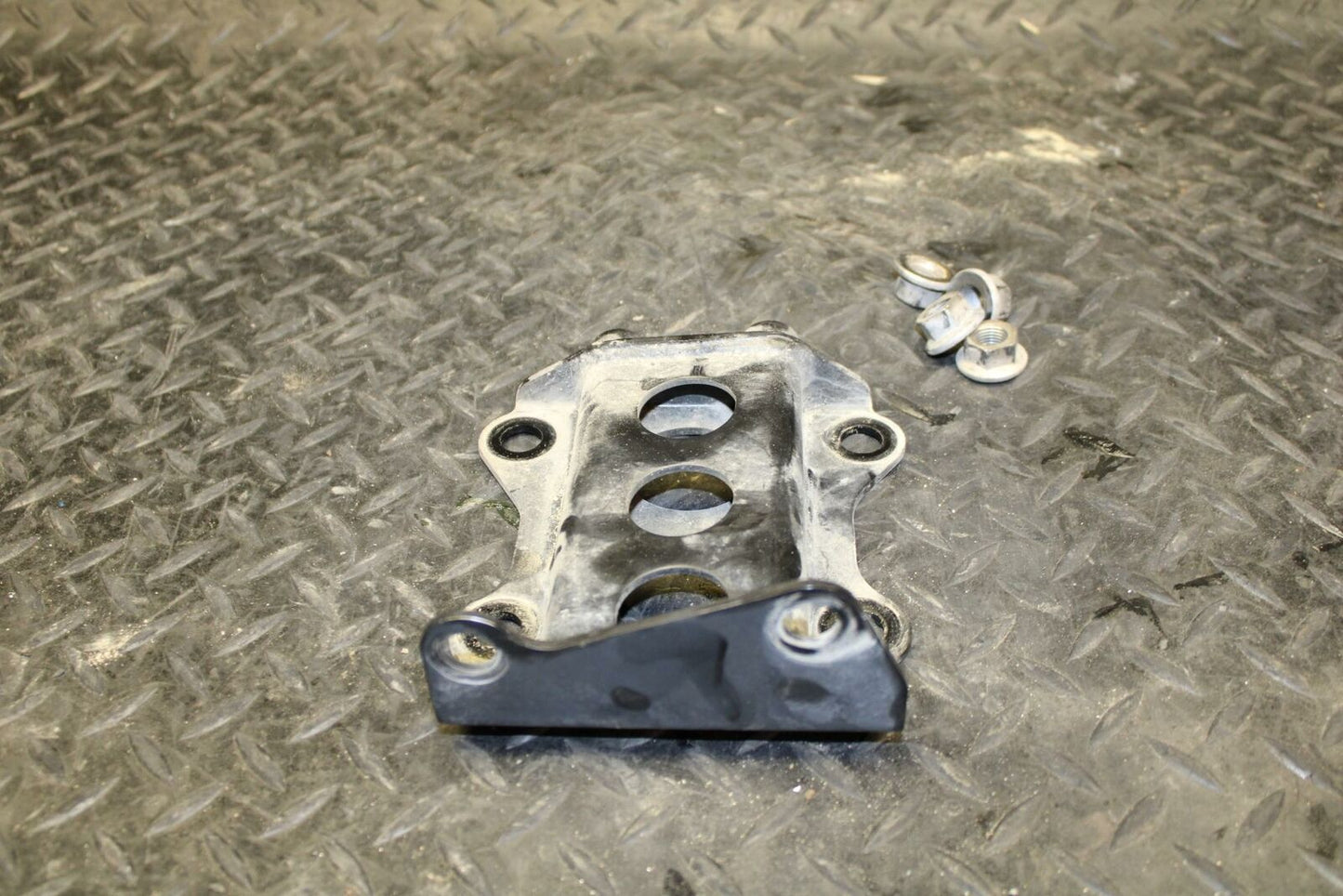 06 YAMAHA V STAR 1100 ENGINE MOUNT MOTOR BRACKET FRONT TOP BB184