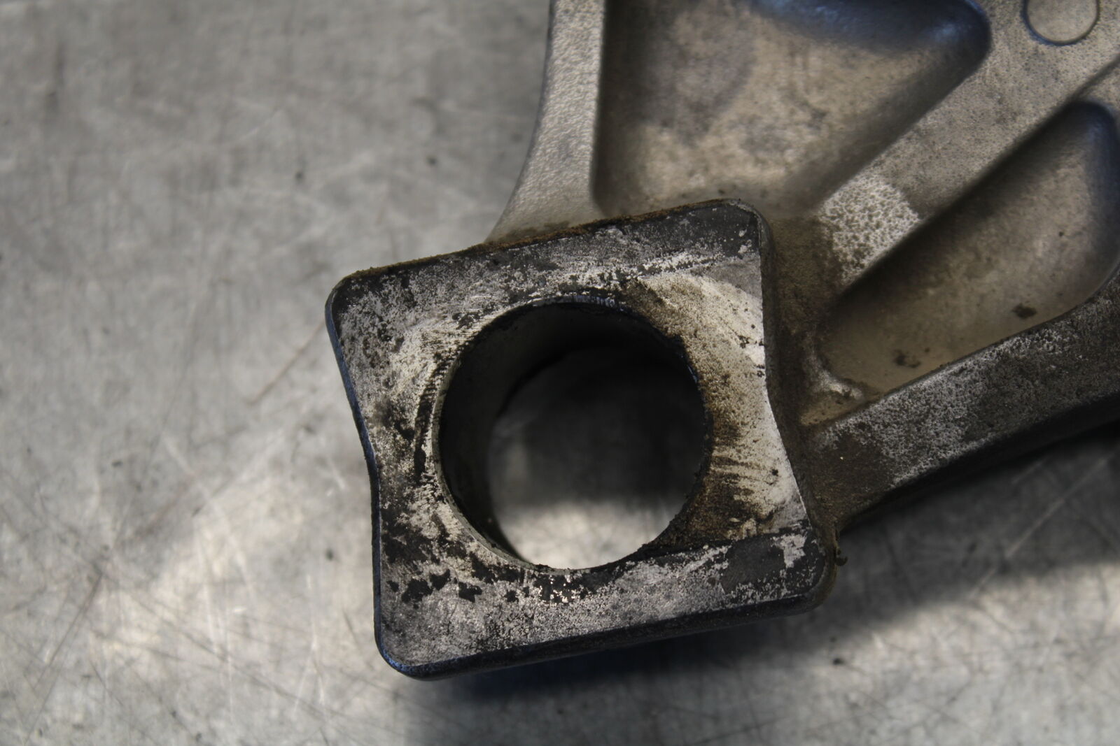 03-07 SUZUKI SV1000S REAR BACK BRAKE CALIPER W MOUNT BRACKET BB657