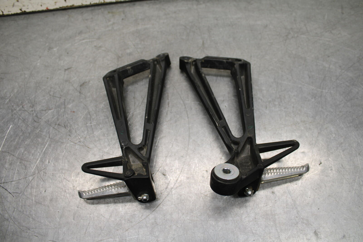 19-24 YAMAHA R3 REAR BACK PASSENGER PEG SET PAIR BB736