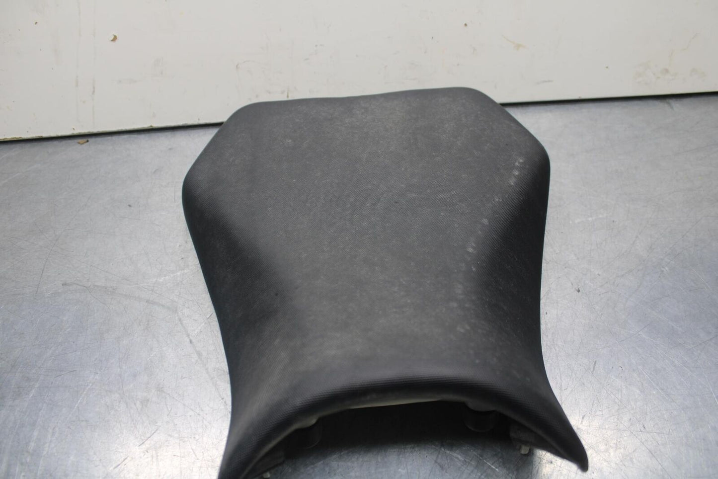 2011 Suzuki GSXR600 FRONT DRIVERS SEAT PAD SADDLE 45100-14J10-DW2 BB602