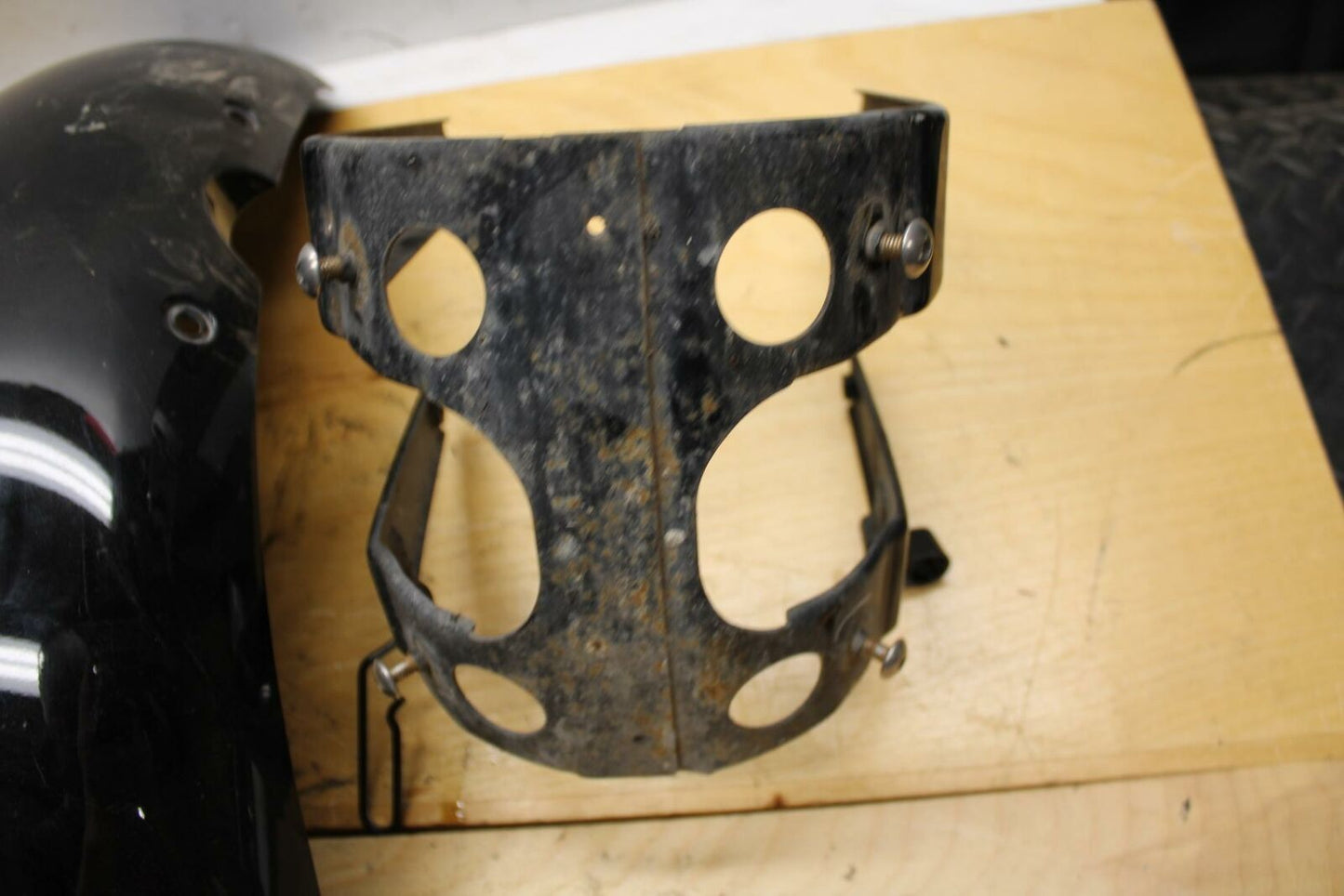 97-04 SUZUKI MARAUDER 800 FRONT WHEEL FENDER BRACE BB312