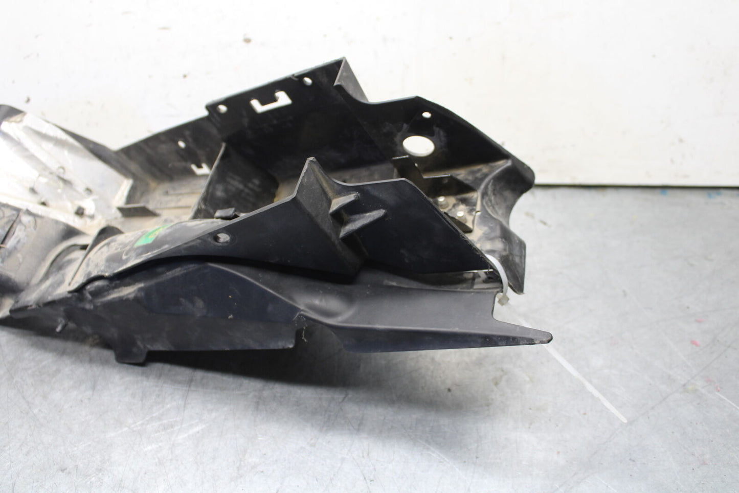 09-11 TRIUMPH DAYTONA 675 REAR BACK TAIL UNDERTAIL BATTERY TRAY PLASTIC BB652