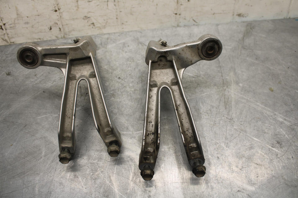 1998 Suzuki TL1000S REAR BACK PASSENGER PEG SET PAIR BB508