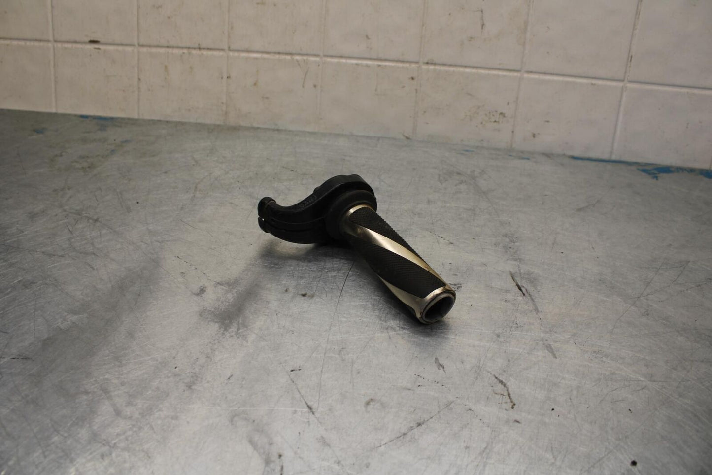 07 YAMAHA YZF R6 2c0 THROTTLE CABLE LINE HOUSING GUIDE BB423