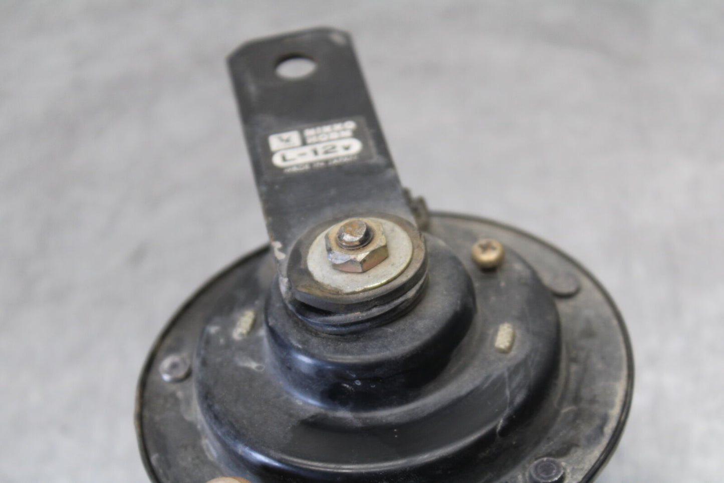 01-06 TRIUMPH TIGER 955I HORN SIGNAL BB693