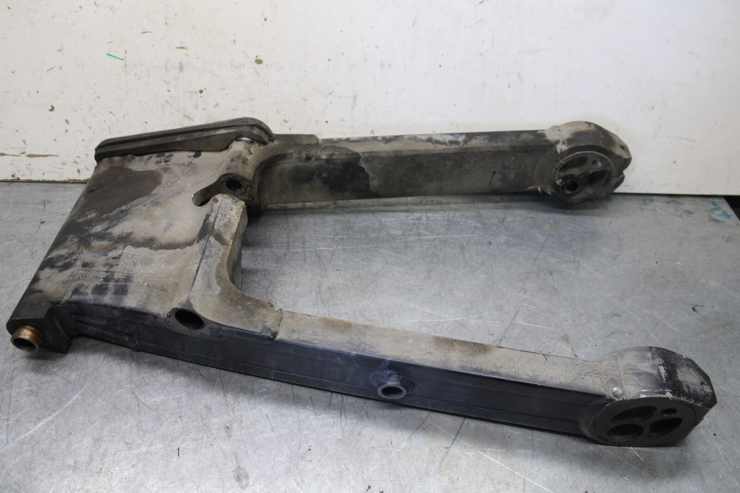 01-06 TRIUMPH TIGER 955I REAR SWINGARM BACK SUSPENSION SWING ARM BB693
