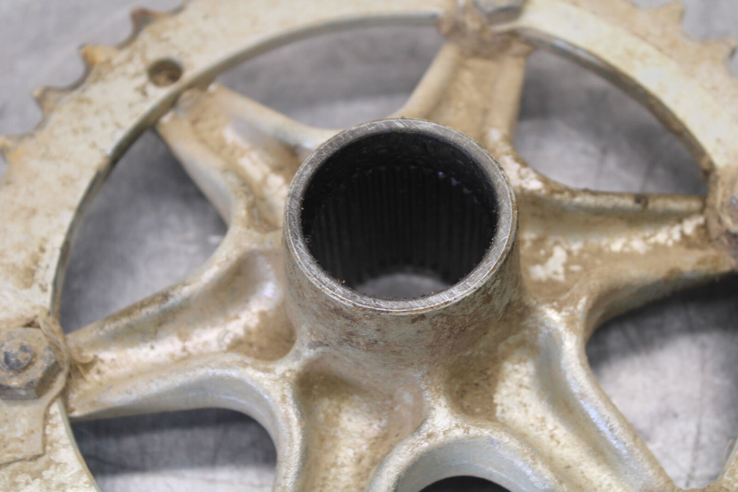 01-05 YAMAHA RAPTOR 660R REAR SPROCKET BACK BRAKE DRIVE BRACKET MOUNT HUB BB695