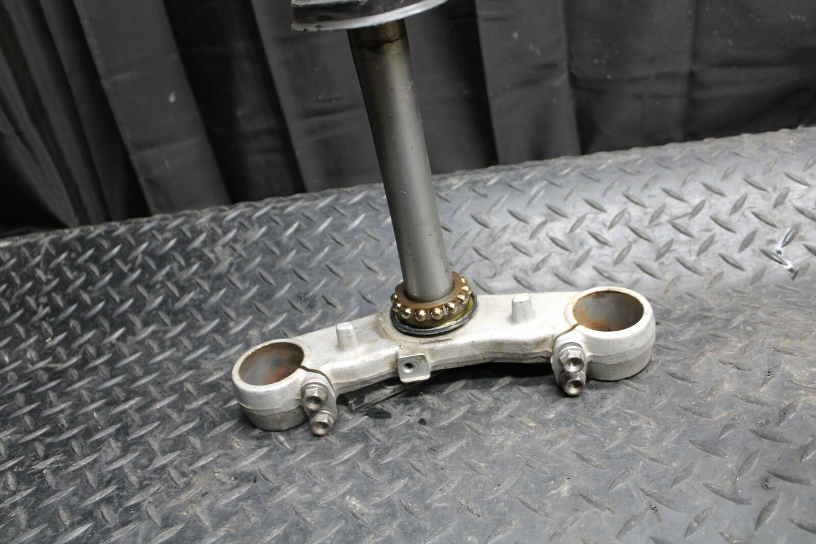 03 SUZUKI SV650S FRONT FORKS CLAMP LOWER TRIPLE TREE STEM 51410-17G20 BB219