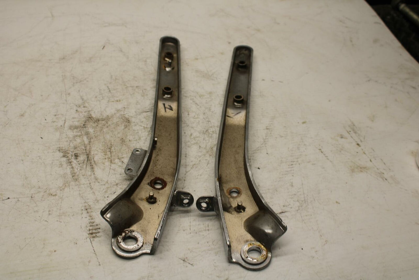 00-07 HONDA SHADOW SABRE 1100 REAR PASSENGER FENDER GRAB RAIL BB355