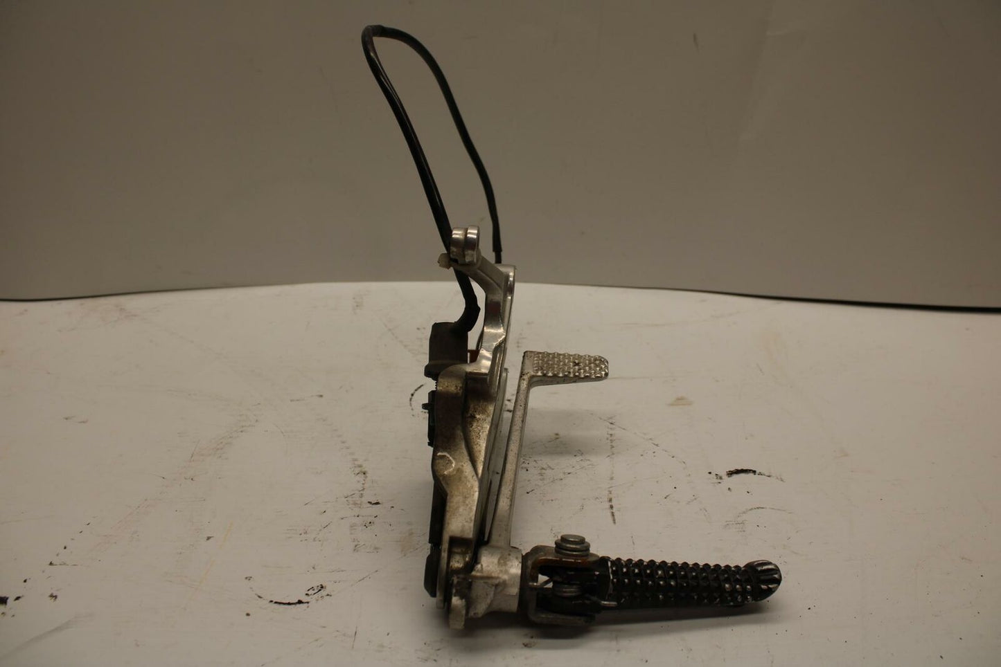 99 YAMAHA YZF R6 RIGHT REARSET REAR SET DRIVER FOOT PEG REST STOP BB246
