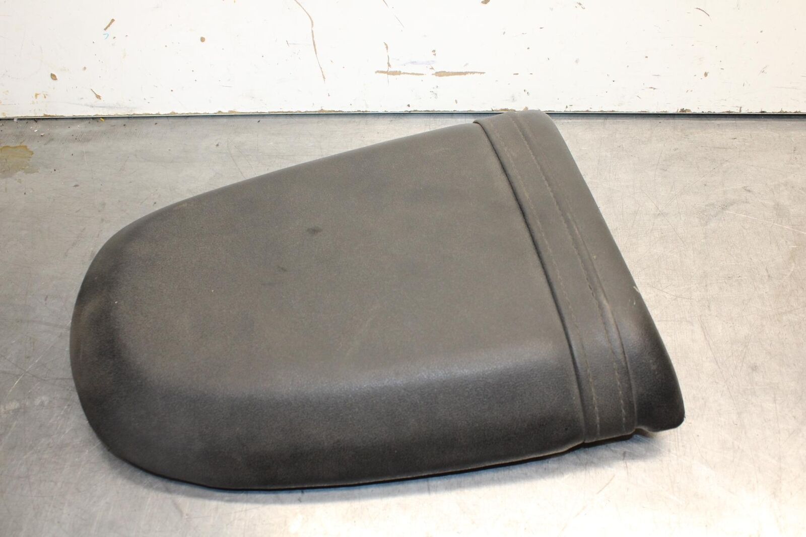 01-03 SUZUKI GSXR600 REAR BACK PASSENGER TANDEM SEAT PAD SADDLE PILLION BB621