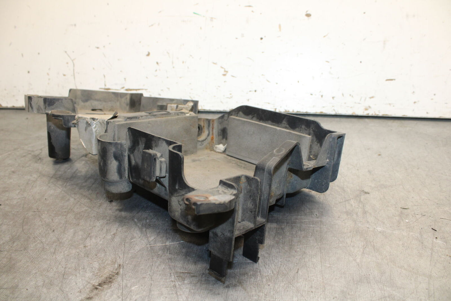 99-00 YAMAHA V STAR 1100 BATTERY TRAY BOX HOLDER BB711