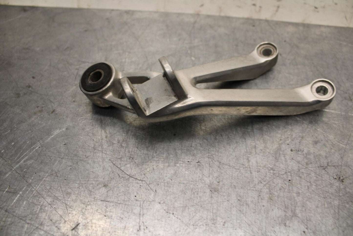 98-99 YAMAHA YZF R1 RIGHT REAR FOOT PEG BRACKET EXHAUST BB74